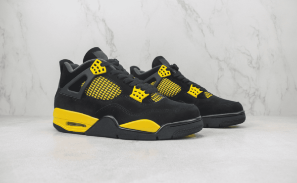 Tênis Nike Air Jordan 4 Thunder