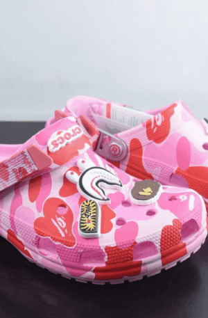 BAPE x Crocs Classic Clog (Rosa)